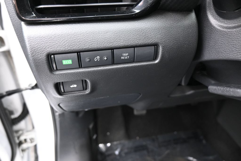 Used 2020 Nissan Sentra SR w/ Electronics Package FWD image 12