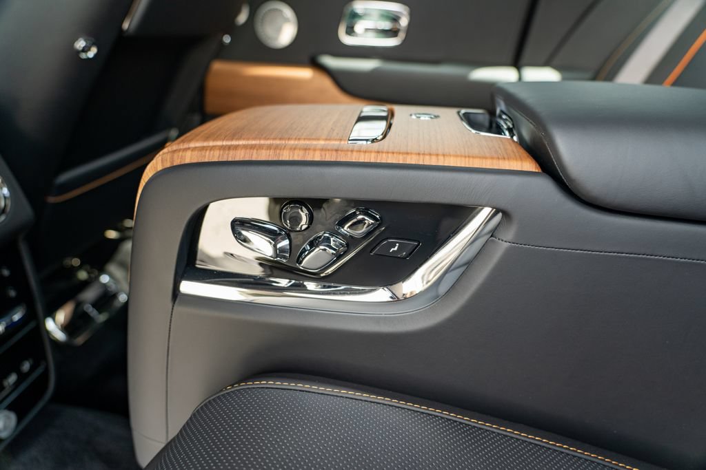 Used 2025 Rolls-Royce Cullinan AWD/4WD image 19
