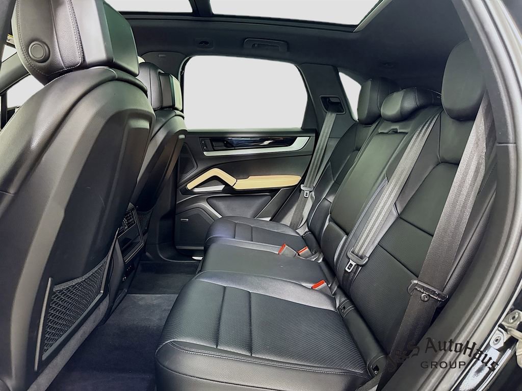 Used 2024 Porsche Cayenne w/ Premium Package image 28