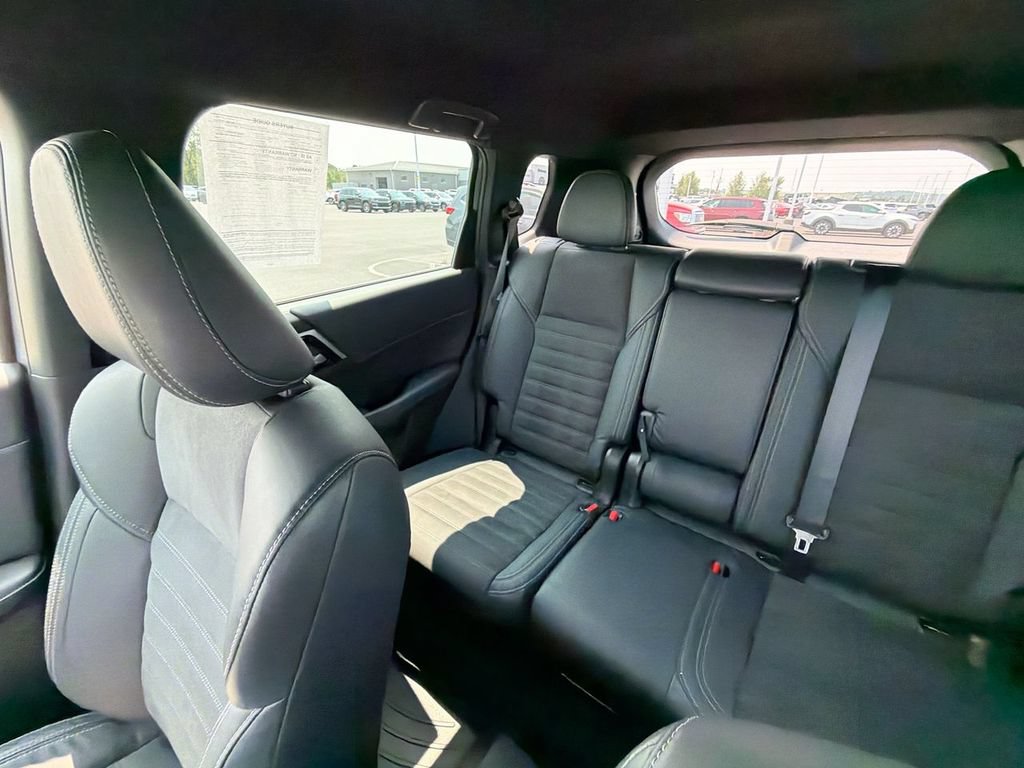 Used 2023 Mitsubishi Outlander SE Black Edition AWD/4WD image 12