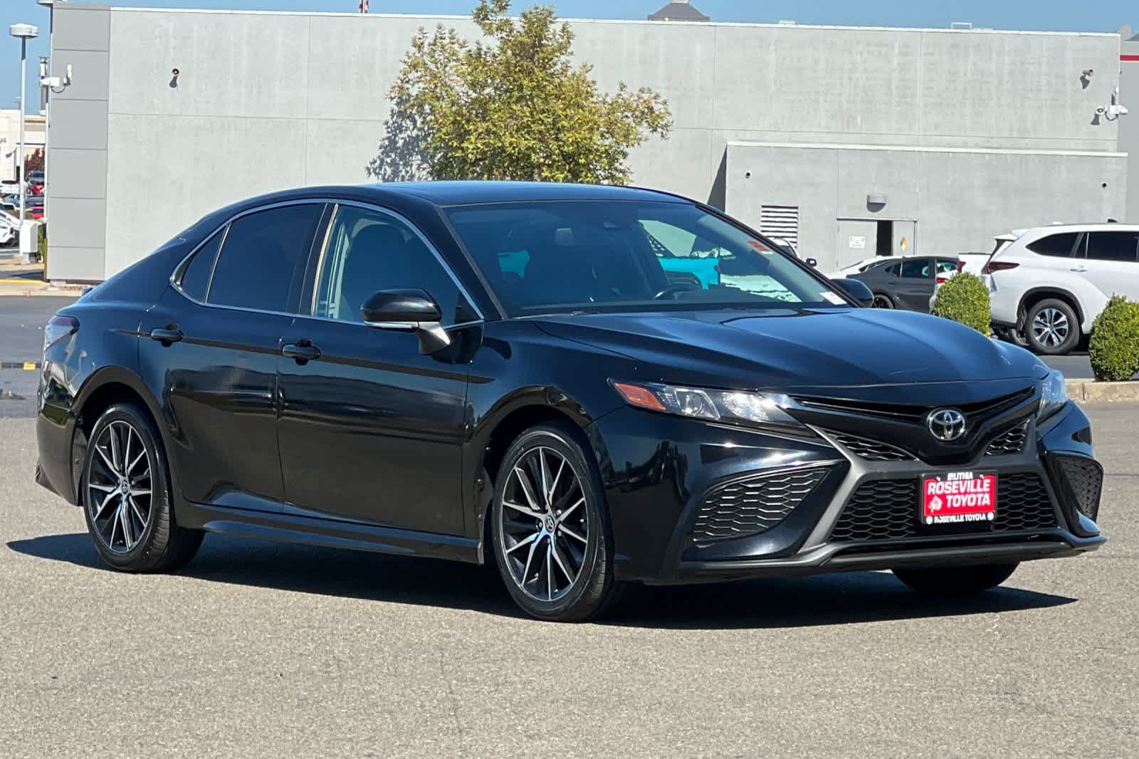 Used 2021 Toyota Camry SE w/ Cold Weather Package AWD/4WD image 5