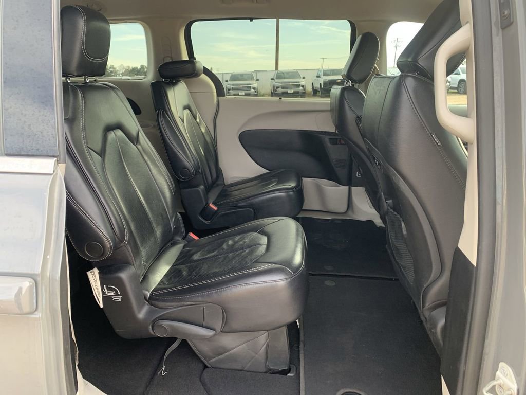 Used 2022 Chrysler Pacifica Touring-L image 25