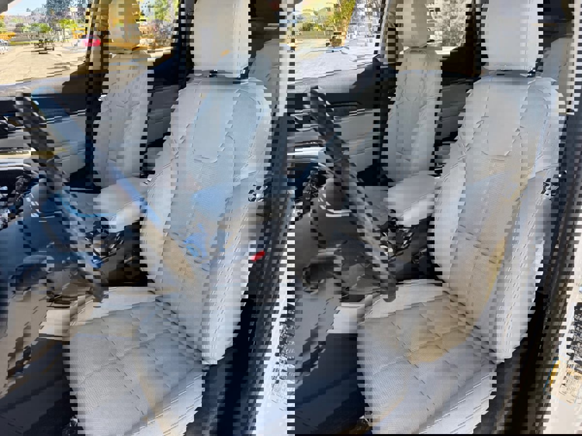 Used 2024 Kia Telluride EX w/ EX Captain's Chair Package image 17