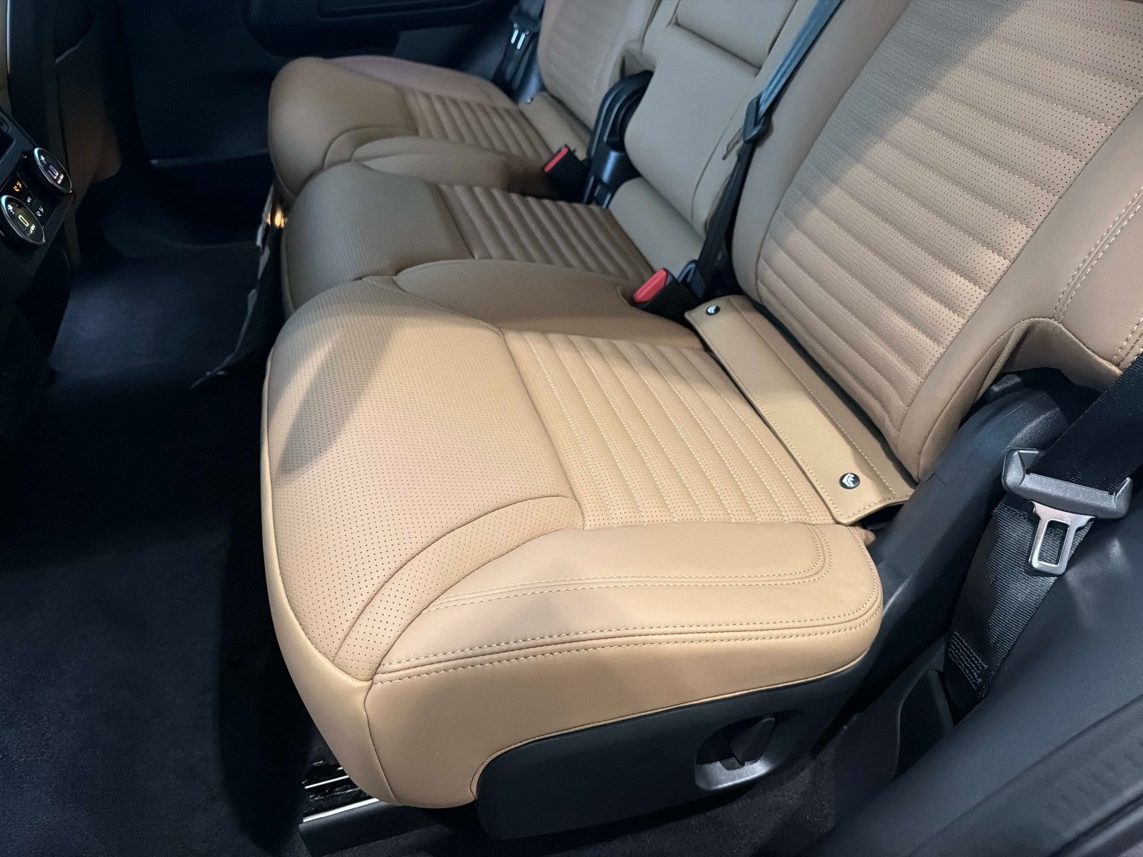 New 2026 Land Rover Discovery Dynamic SE AWD/4WD image 13