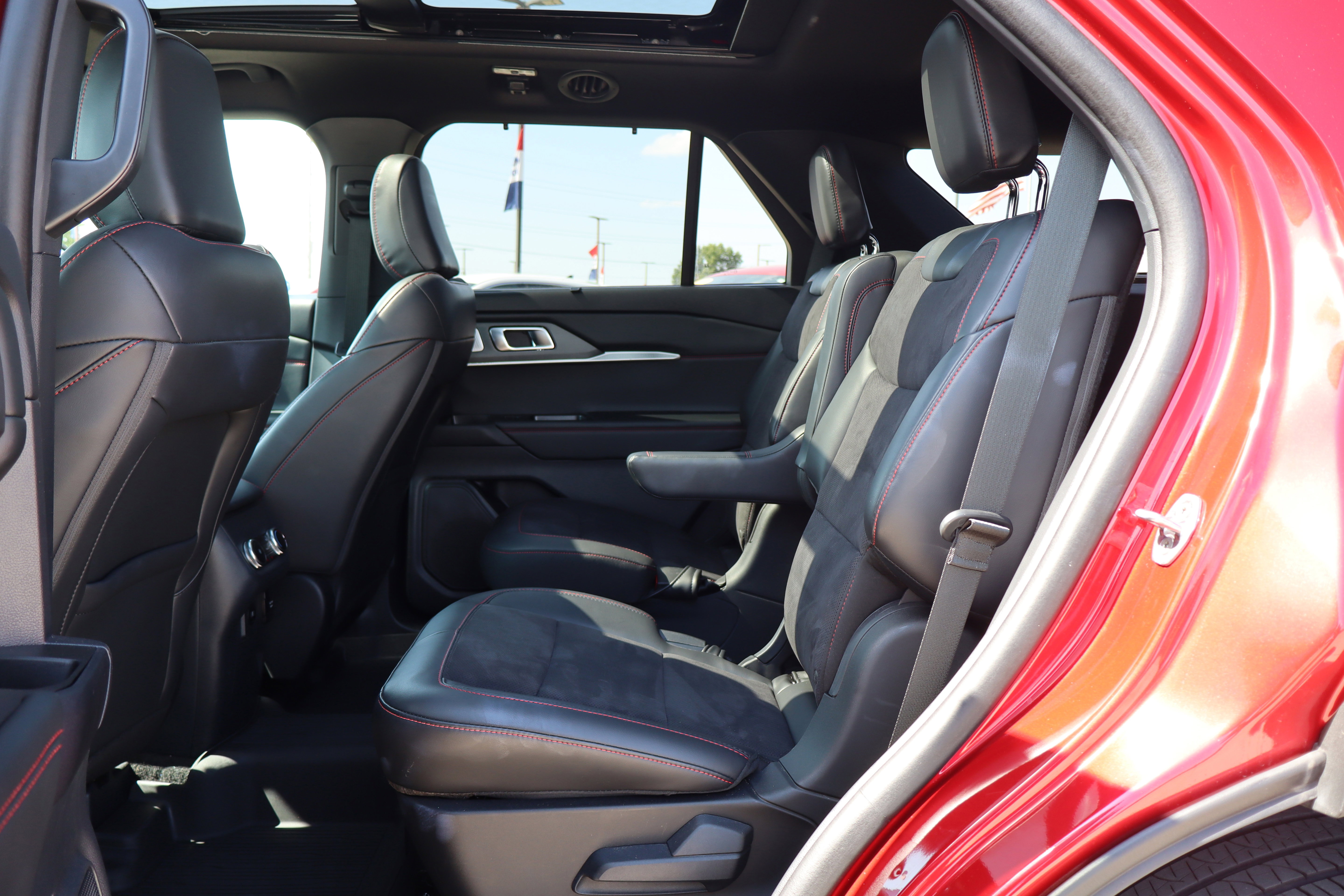 Used 2025 Ford Explorer ST image 11