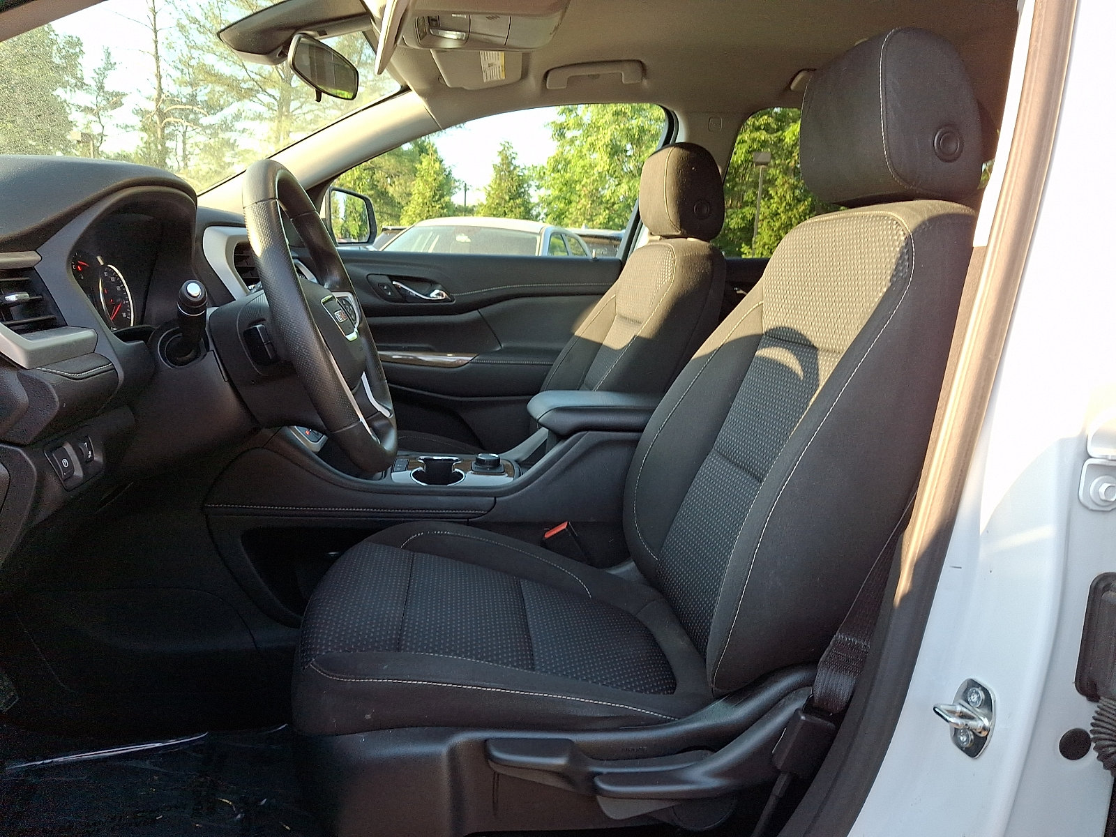 Used 2023 GMC Acadia SLE FWD image 13