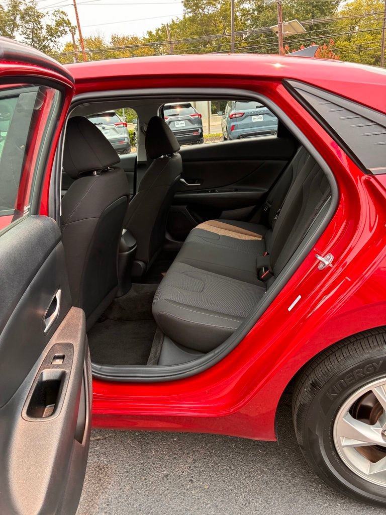 Used 2023 Hyundai Elantra SE FWD image 19