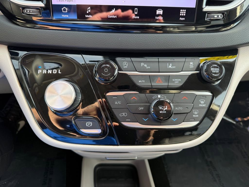 Used 2023 Chrysler Pacifica Touring-L image 26