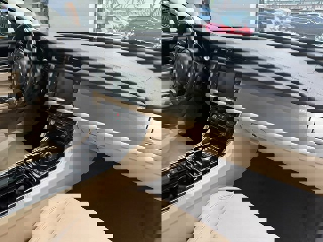 Used 2018 Jaguar XF Premium image 8