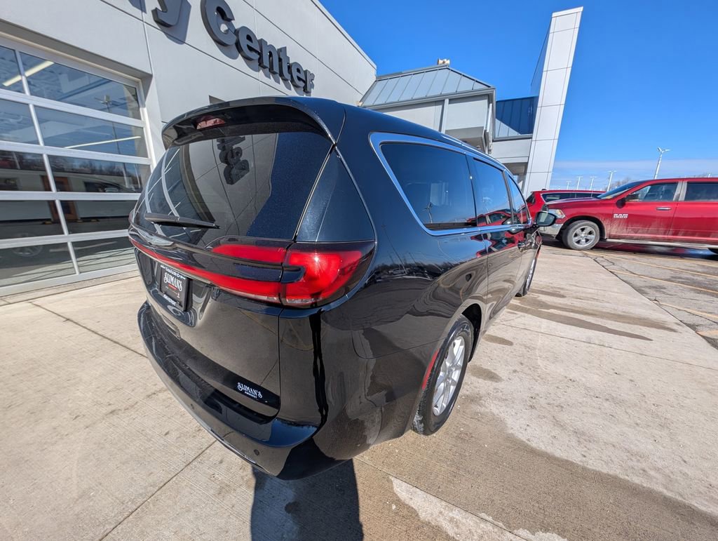 Used 2024 Chrysler Pacifica Touring-L FWD image 5