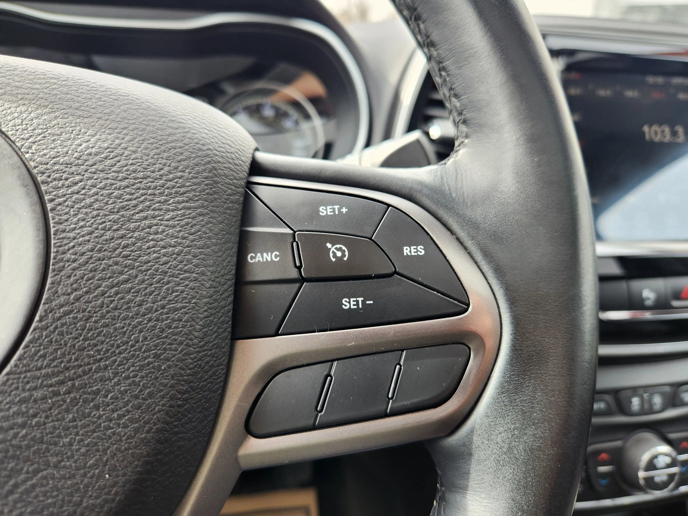 Used 2019 Jeep Cherokee Limited image 32