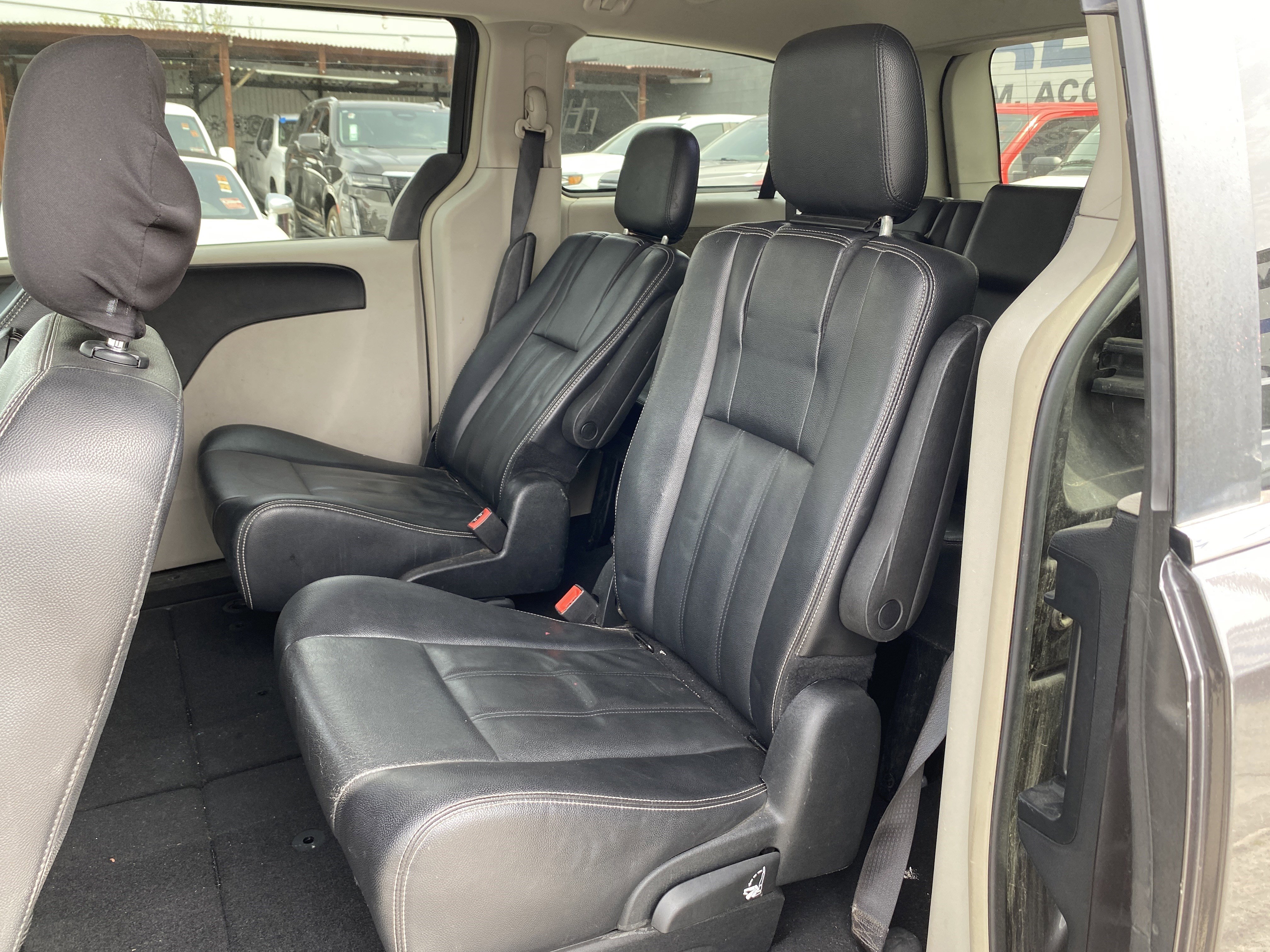 Used 2015 Chrysler Town & Country Touring FWD image 16