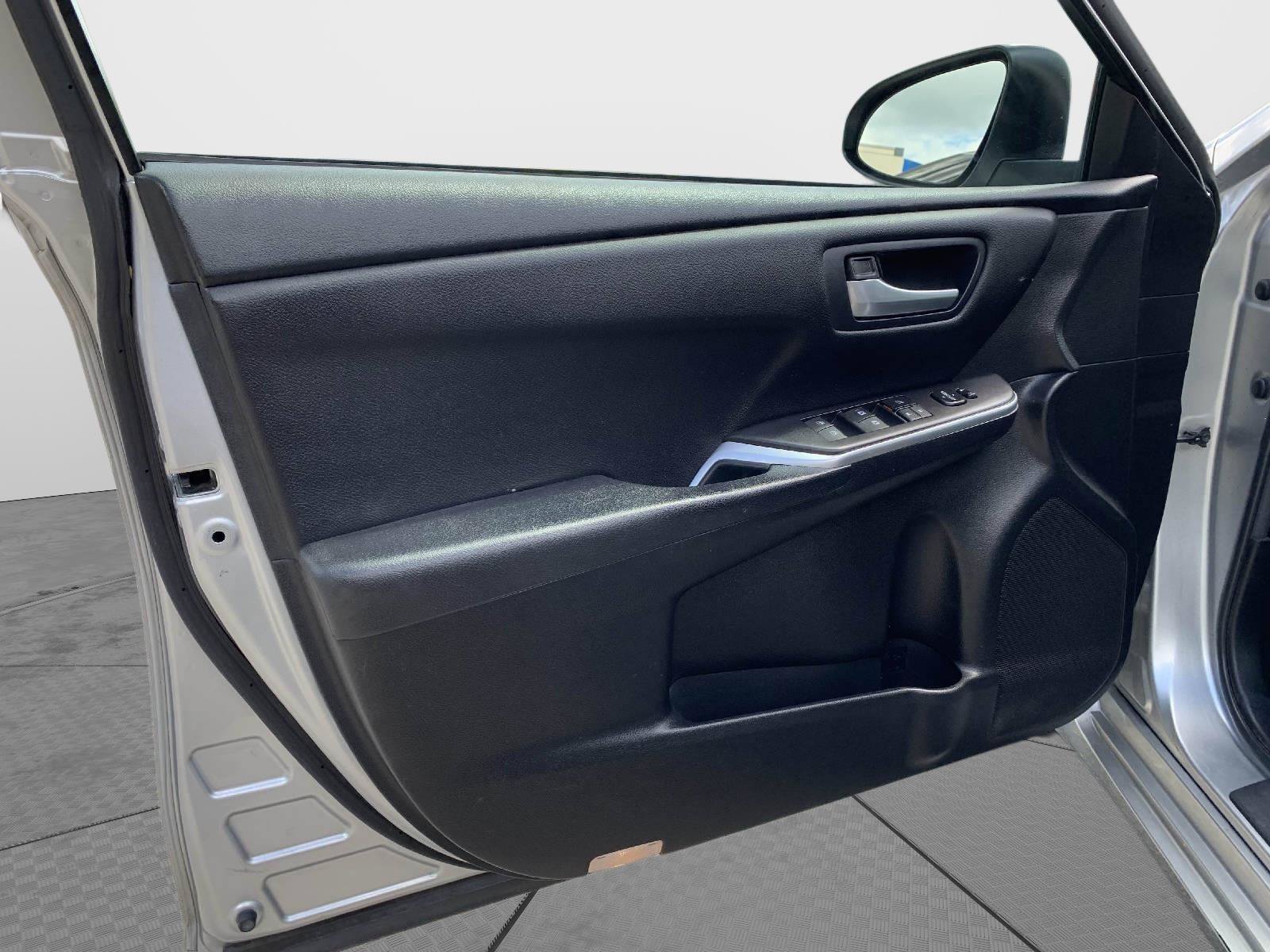 Used 2017 Toyota Camry SE w/ Moonroof Package FWD image 11