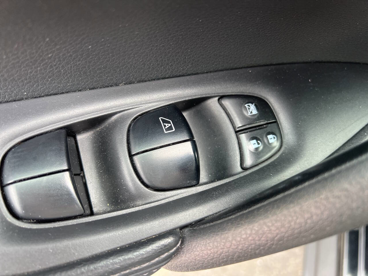 Used 2016 Nissan Rogue SV image 15