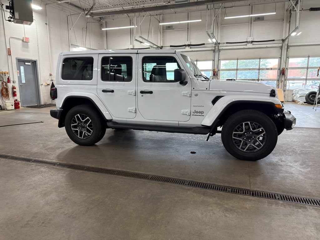 Used 2024 Jeep Wrangler Unlimited Sahara w/ Technology Group AWD/4WD image 4