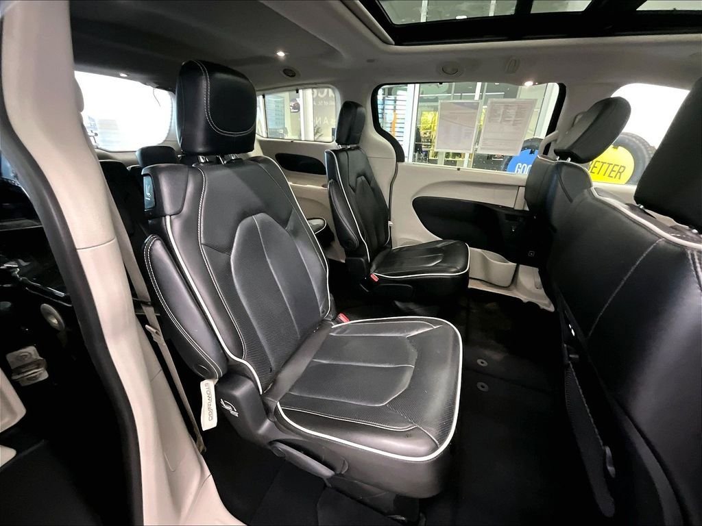 Used 2023 Chrysler Pacifica Limited FWD image 16