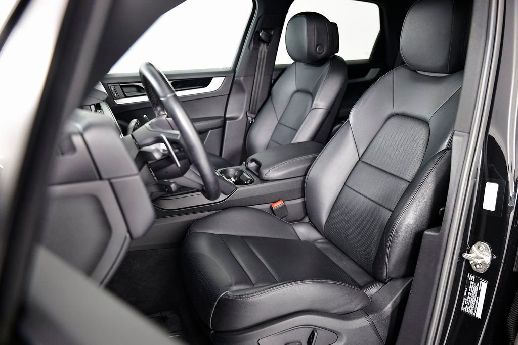 Certified 2024 Porsche Cayenne AWD/4WD image 5
