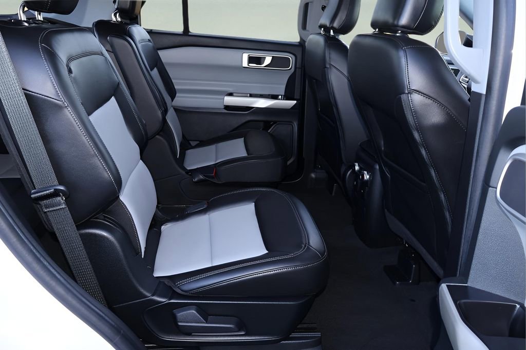 Used 2022 Ford Explorer XLT w/ Equipment Group 202A image 14