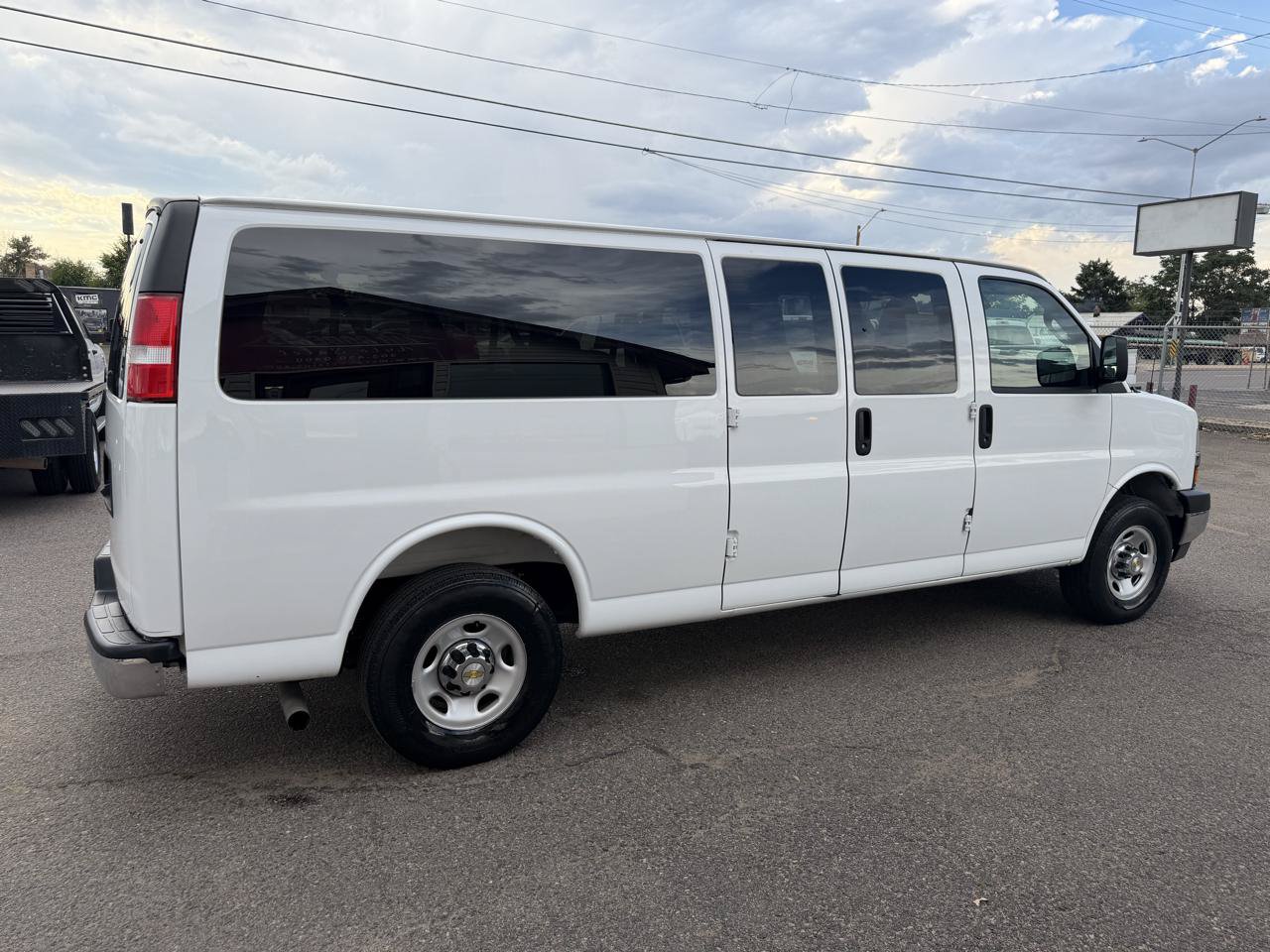 Used 2025 Chevrolet Express 3500 LT w/ LT Preferred Equipment Group RWD image 9