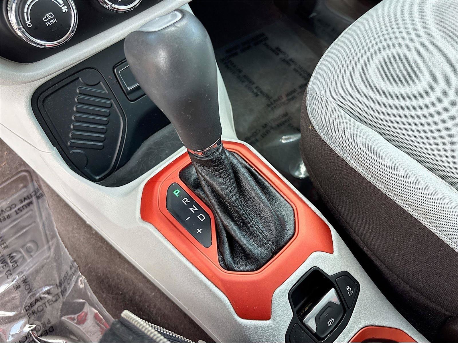 Used 2015 Jeep Renegade Latitude FWD image 16
