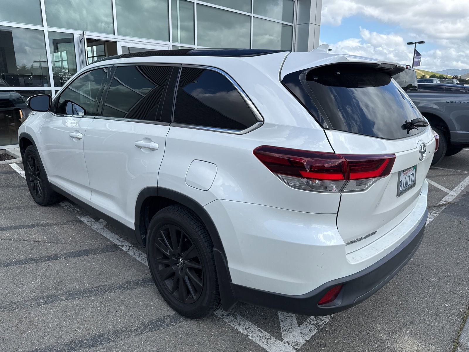 Used 2019 Toyota Highlander SE AWD/4WD image 3