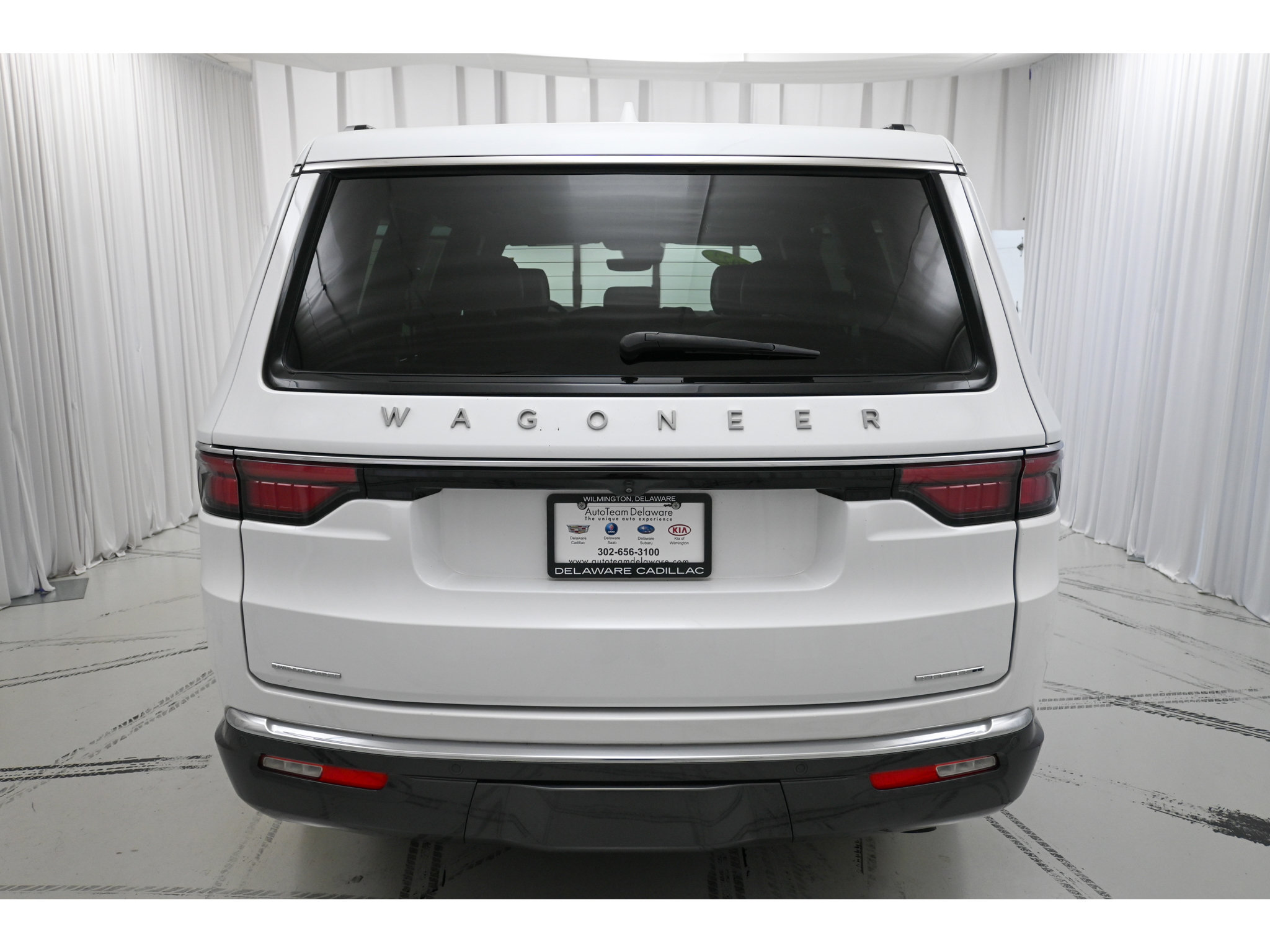 Used 2022 Jeep Wagoneer Series I w/ Premium Group I AWD/4WD image 6