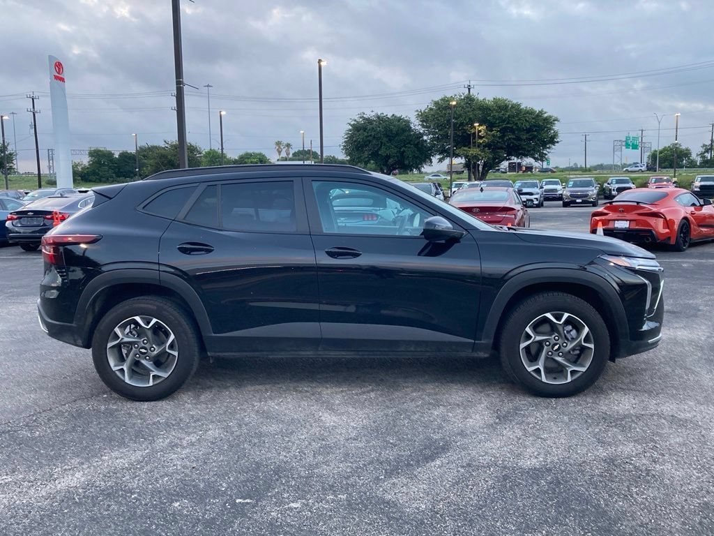 Used 2025 Chevrolet Trax LT FWD image 3