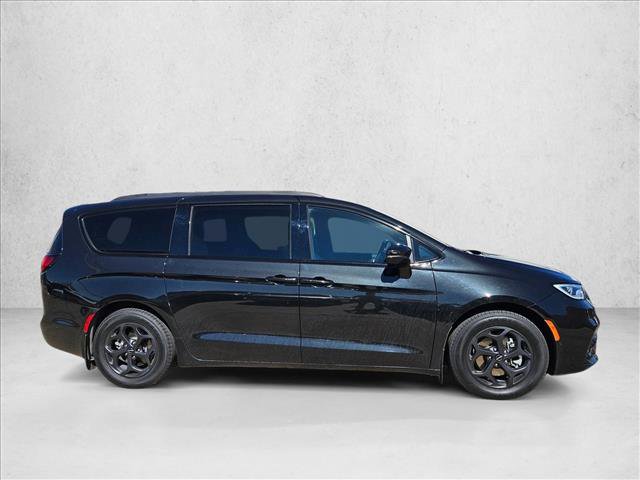 Used 2021 Chrysler Pacifica Limited w/ Uconnect Theater Family Group image 4