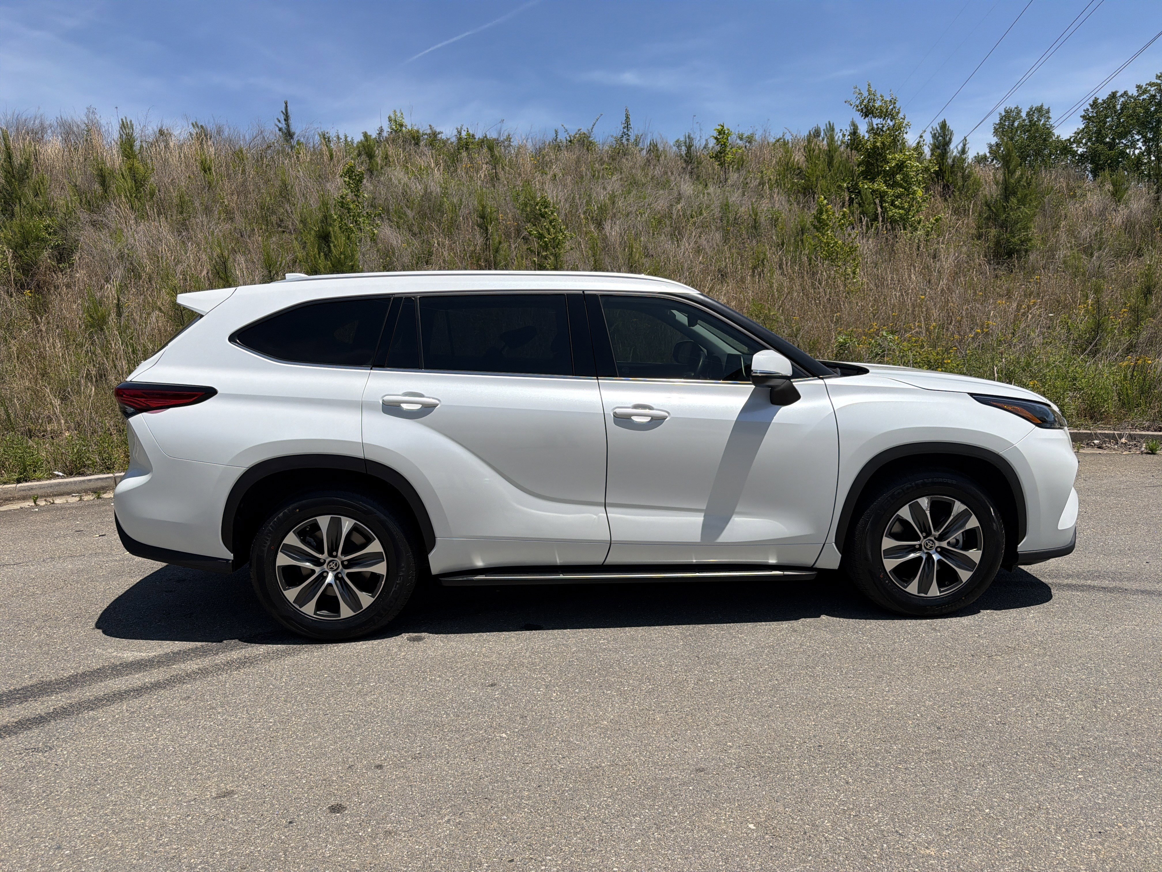 Used 2022 Toyota Highlander XLE FWD image 4