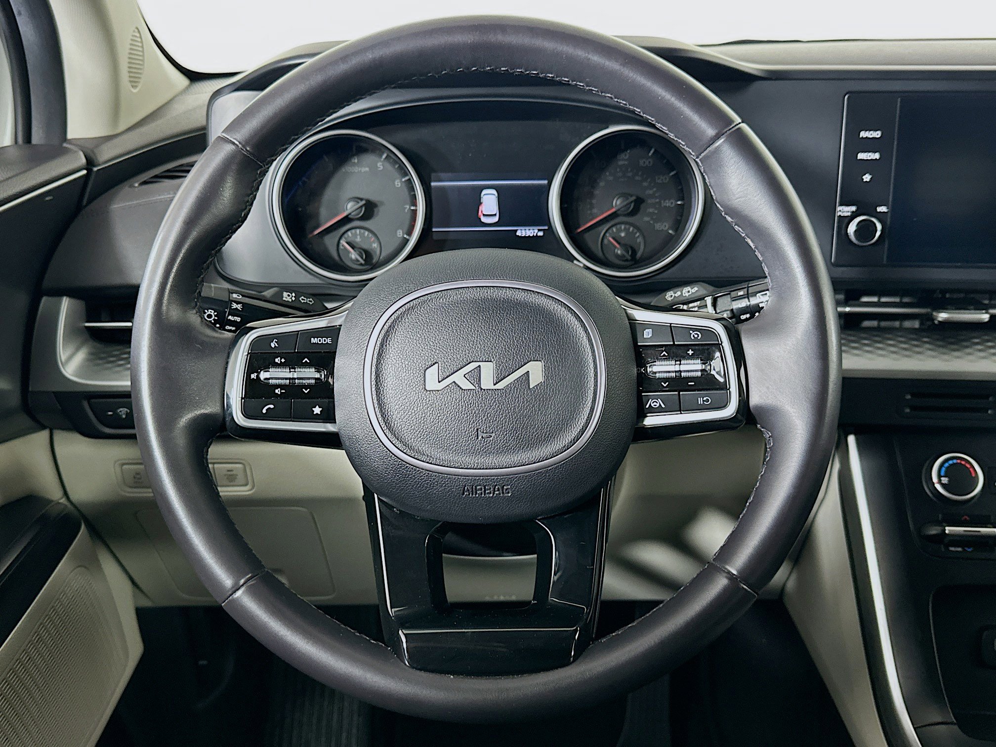 Used 2024 Kia Carnival LX image 18