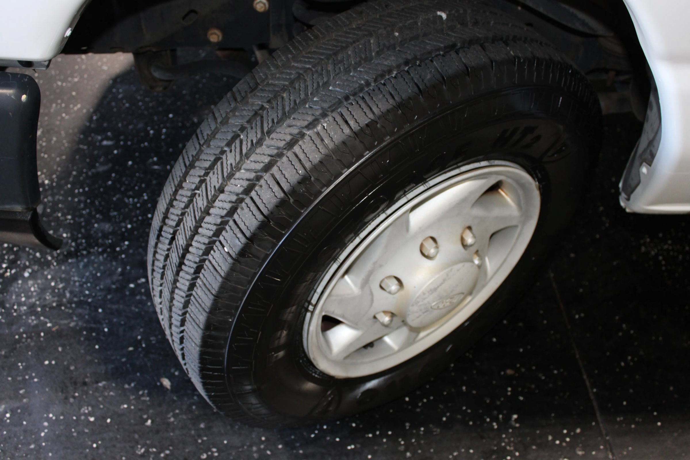Used 2009 Ford E-350 and Econoline 350 Super Duty RWD image 25