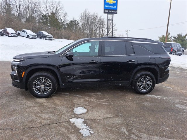Used 2025 Chevrolet Traverse LT image 2