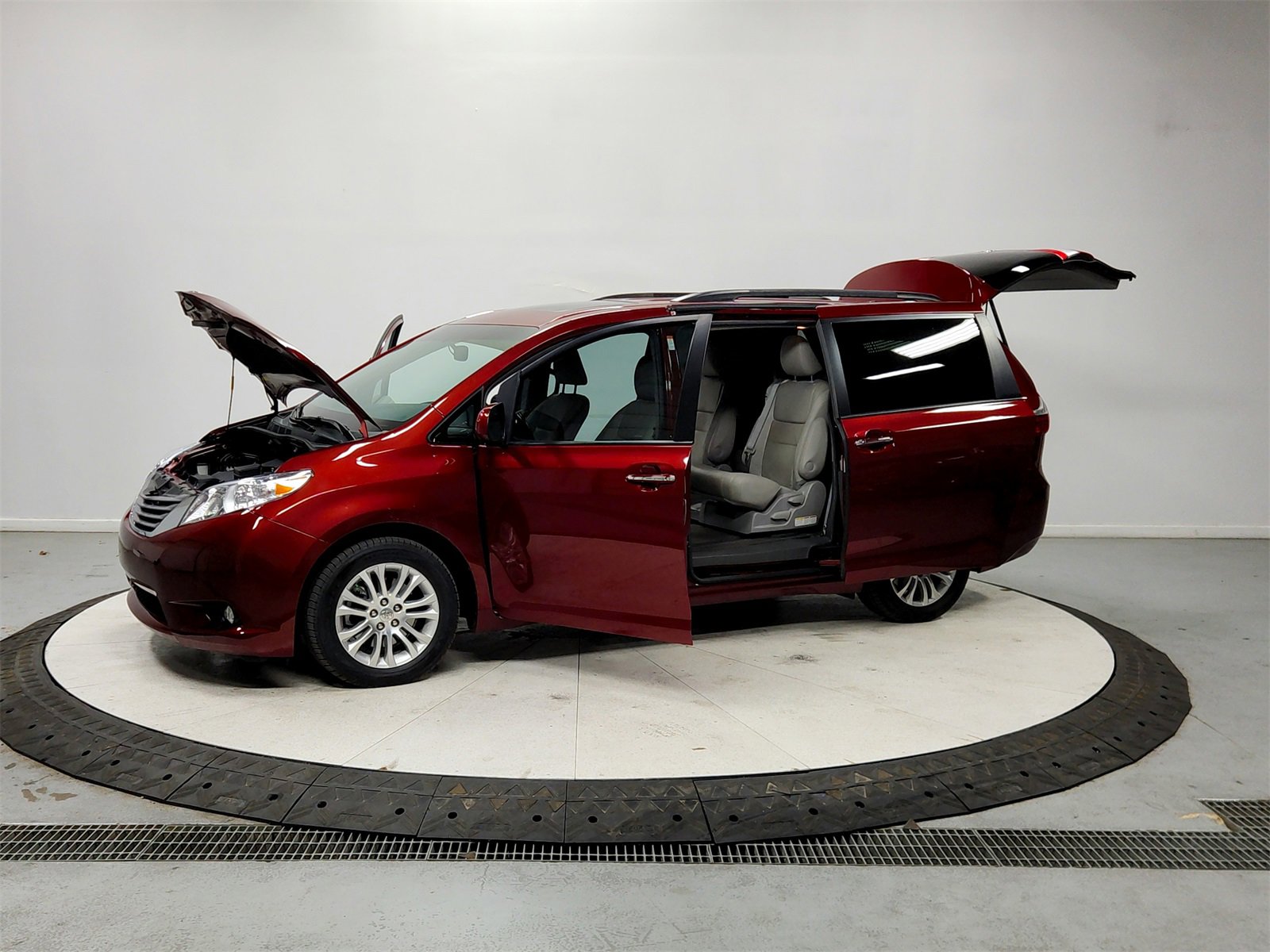 Used 2015 Toyota Sienna XLE Premium image 11