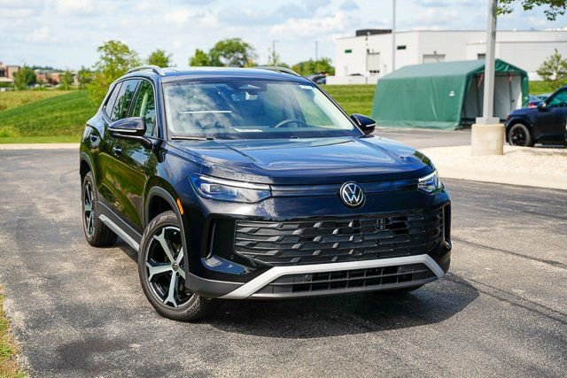 Used 2025 Volkswagen Tiguan SE w/ Panoramic Sunroof Package image 2