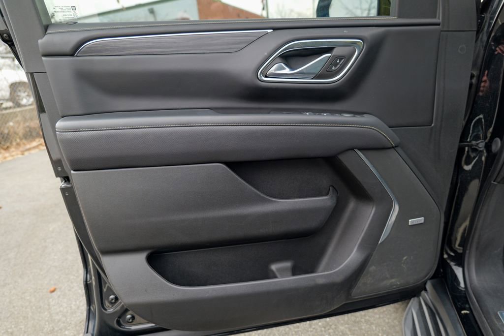 Used 2023 GMC Yukon XL SLT w/ SLT Premium Package image 17