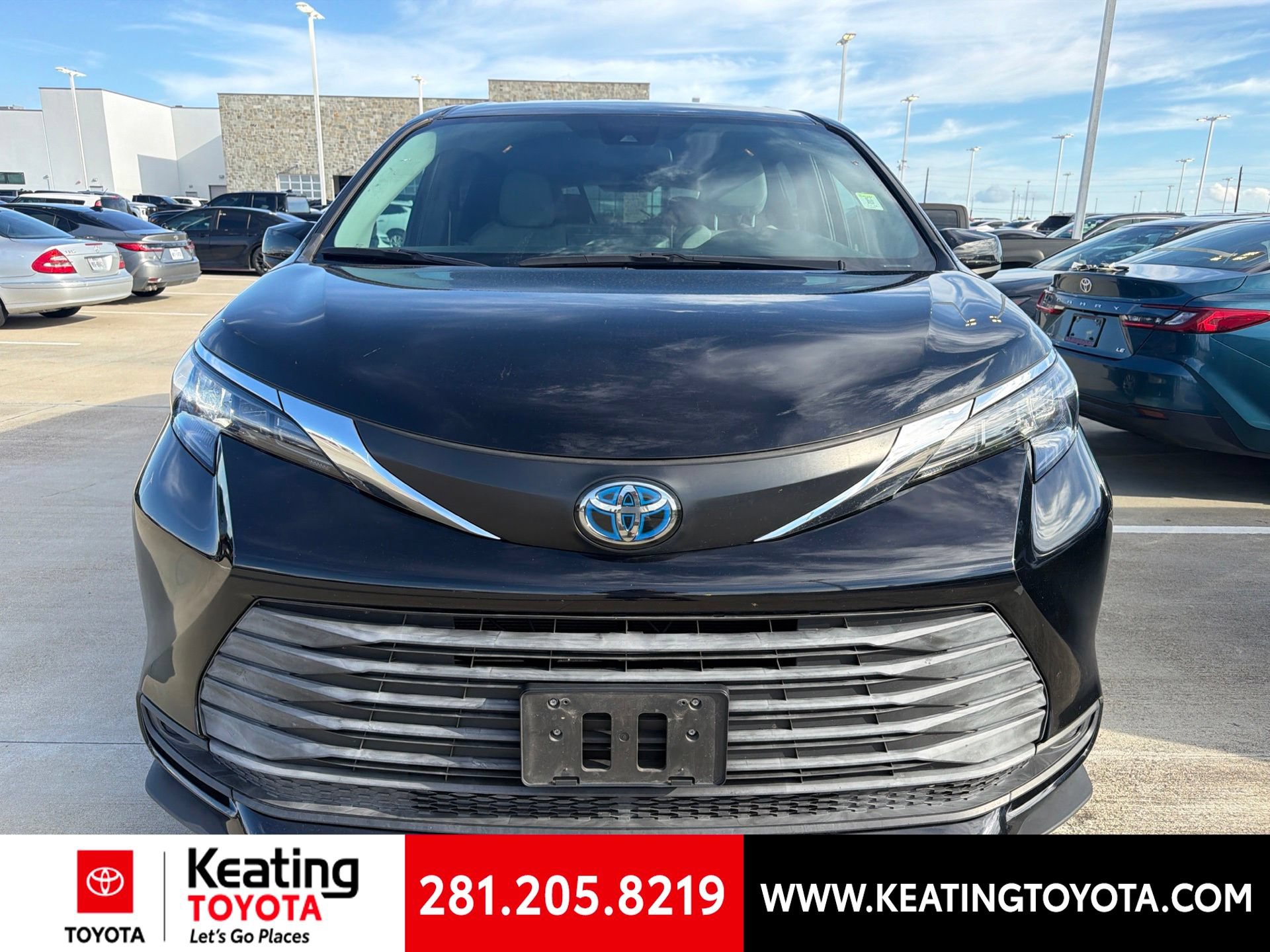 Certified 2025 Toyota Sienna LE FWD image 8