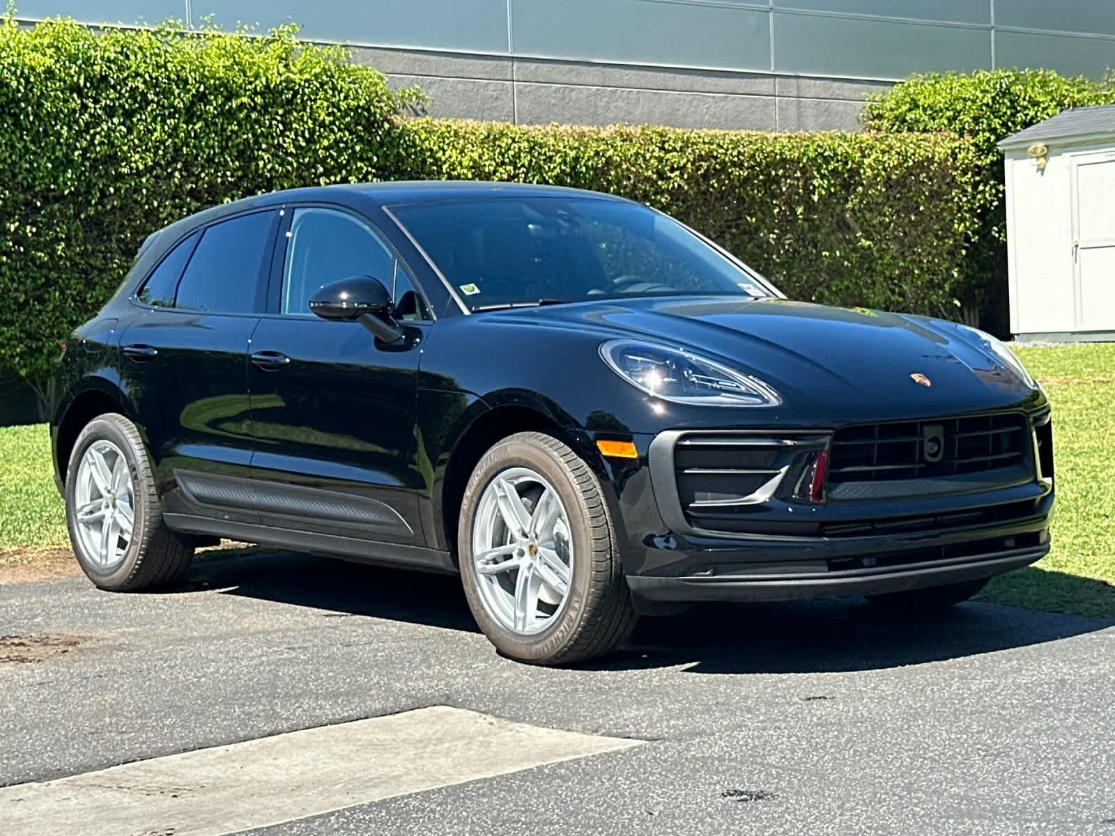 Certified 2025 Porsche Macan AWD/4WD image 10