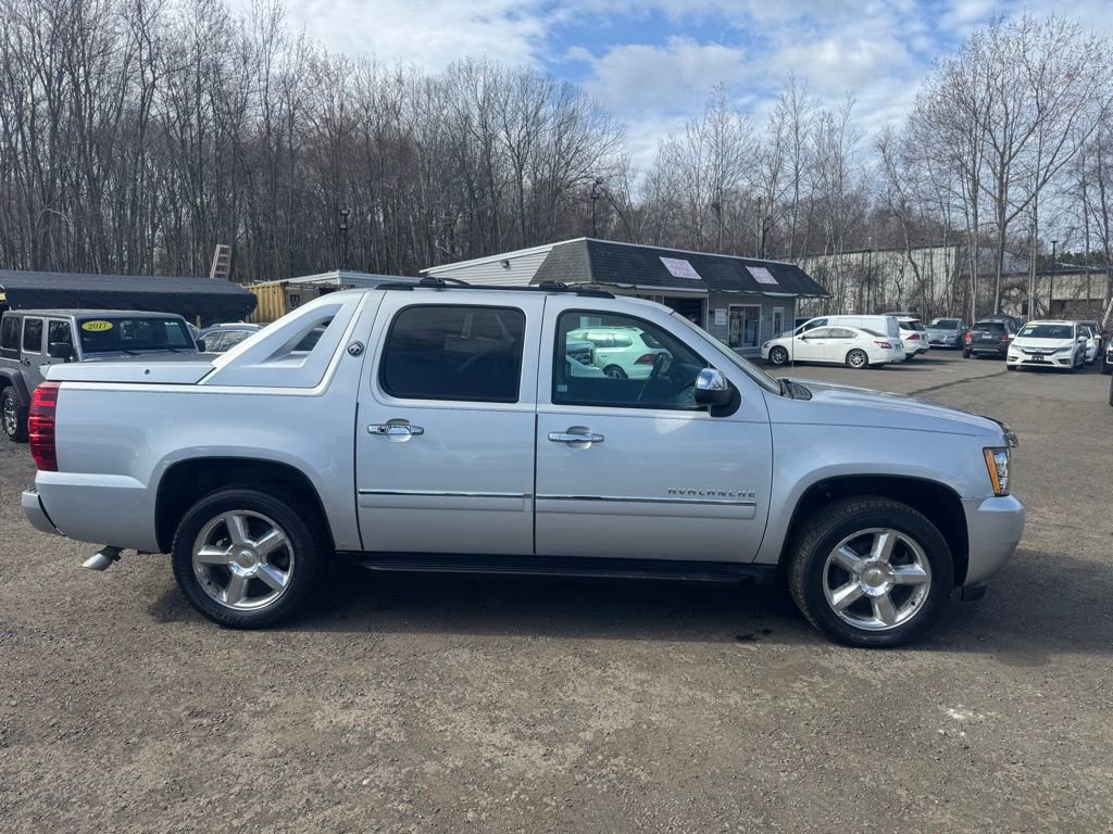 Used 2013 Chevrolet Avalanche LTZ image 4