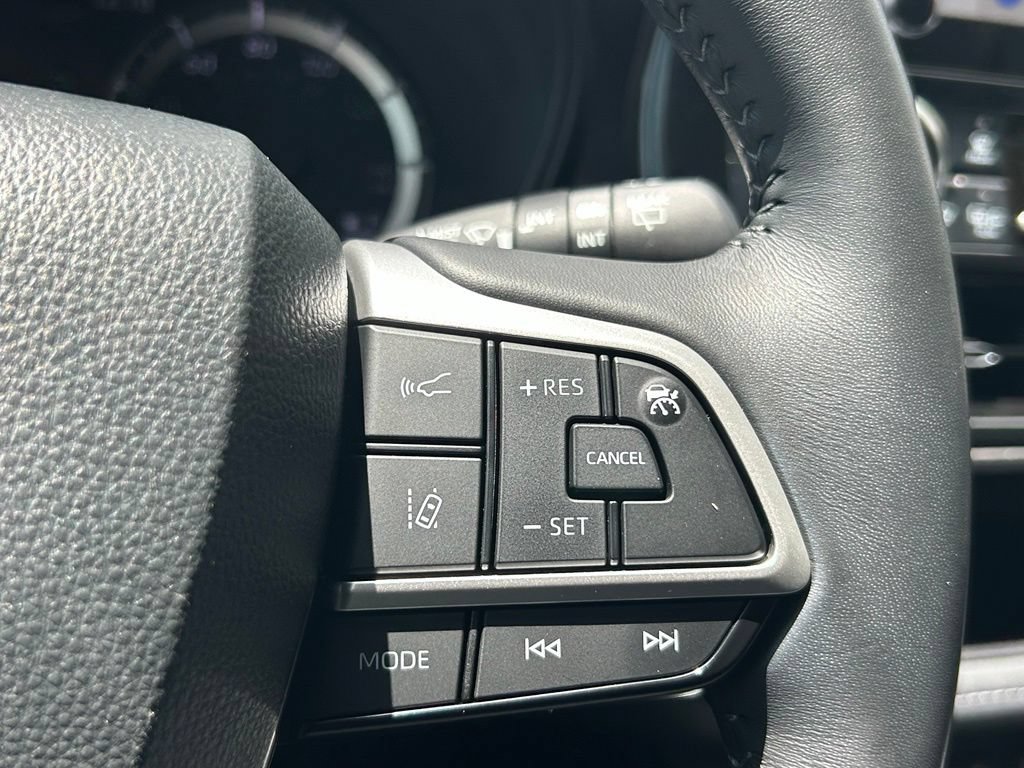Used 2024 Toyota Highlander LE FWD image 21