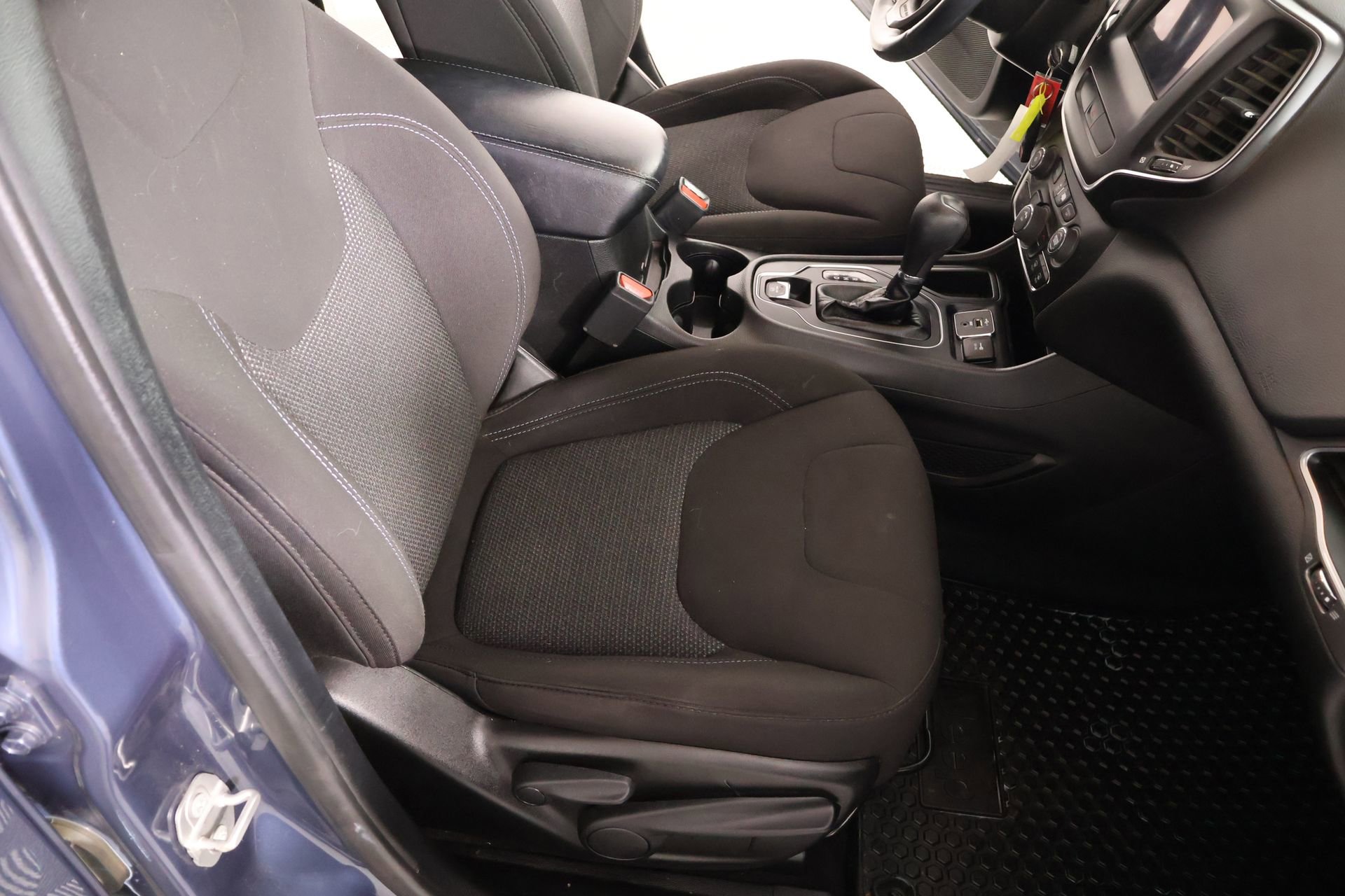 Used 2020 Jeep Cherokee Latitude w/ Cold Weather Group image 13