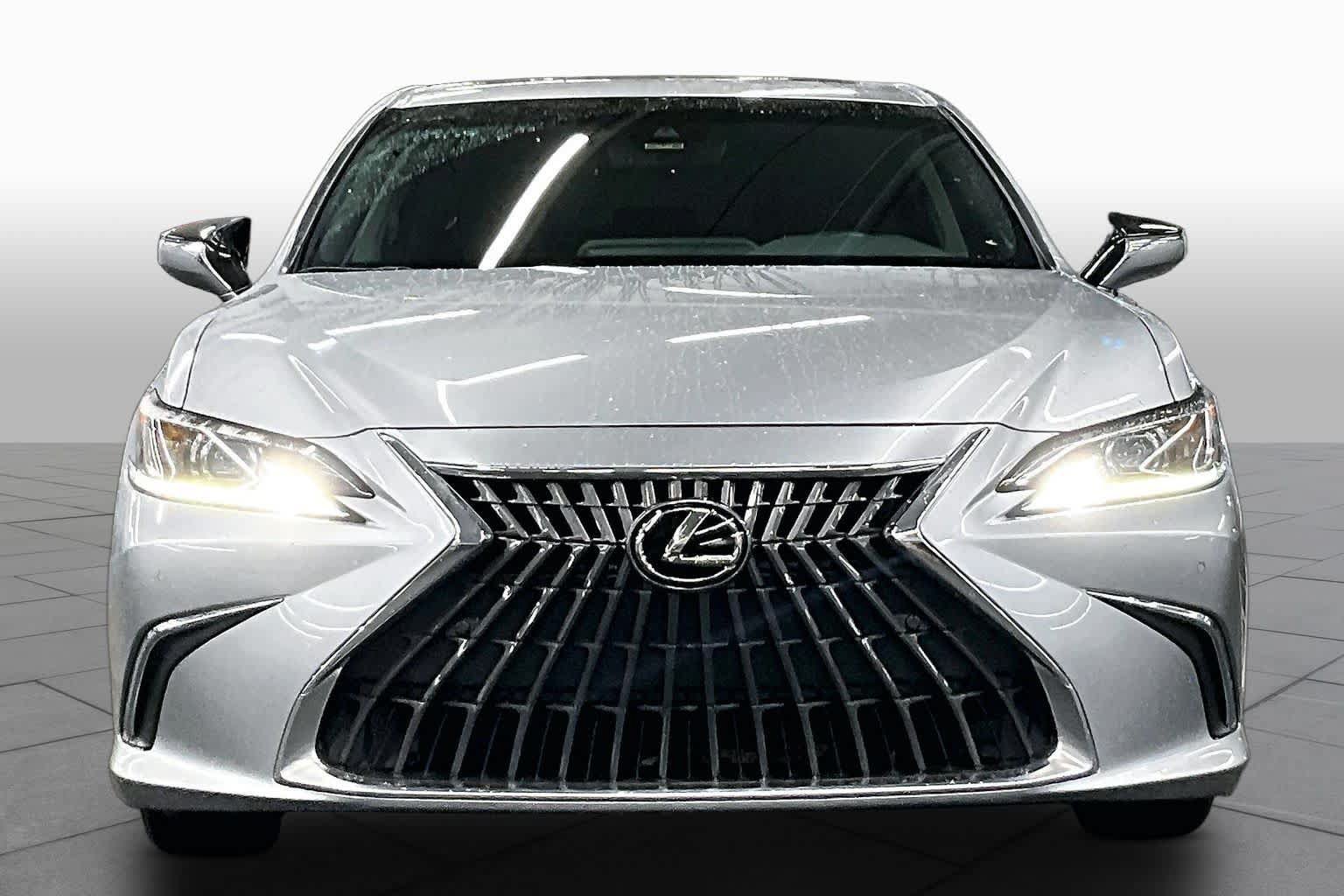 Used 2024 Lexus ES 350 w/ Premium Package FWD image 4