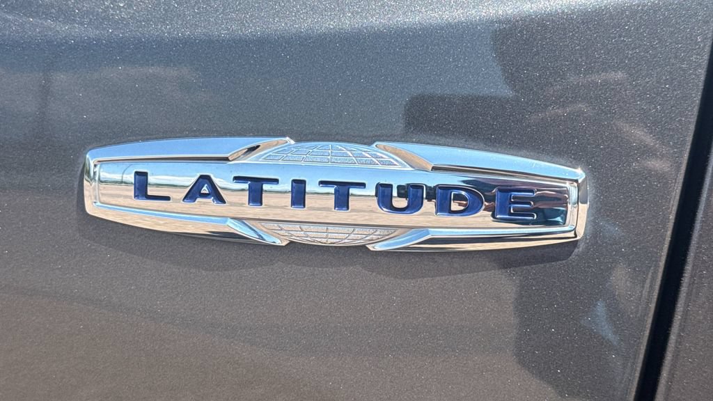 Used 2019 Jeep Renegade Latitude w/ Popular Equipment Group AWD/4WD image 18