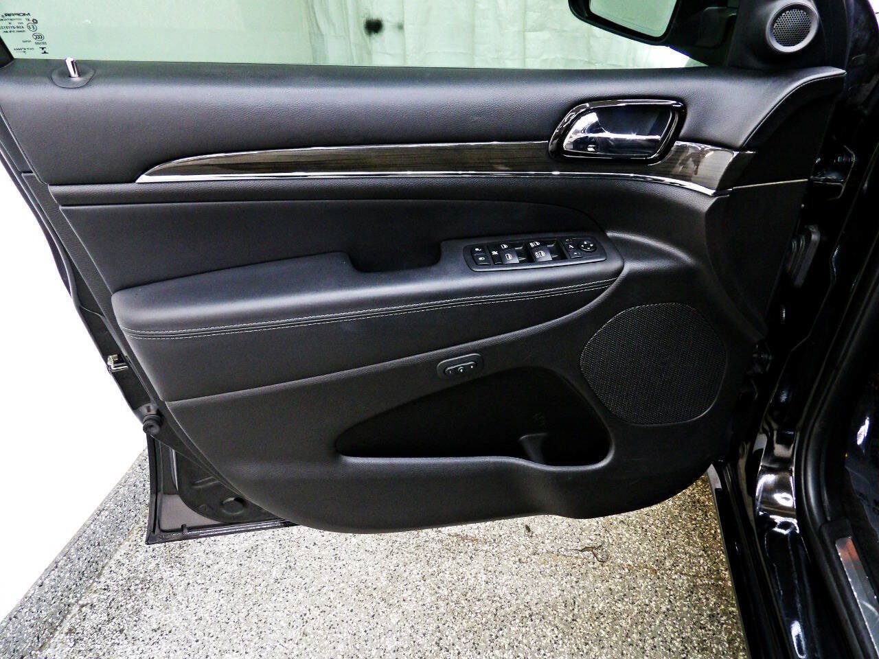 Used 2019 Jeep Grand Cherokee Overland AWD/4WD image 7