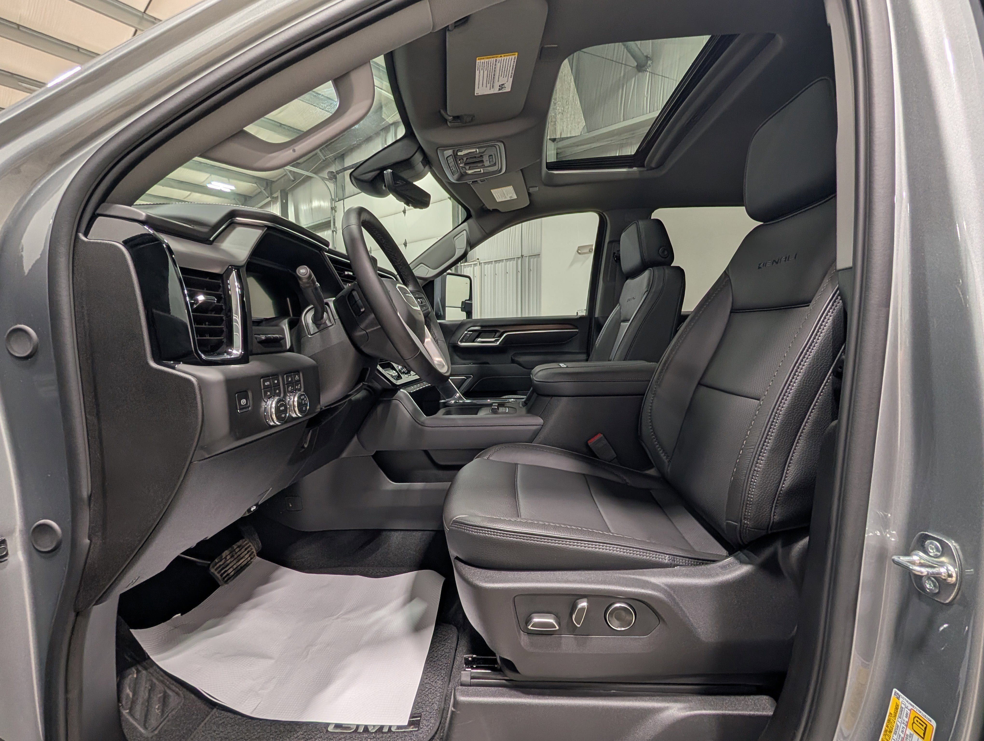 Used 2026 GMC Sierra 3500 Denali w/ Denali Reserve Package image 15