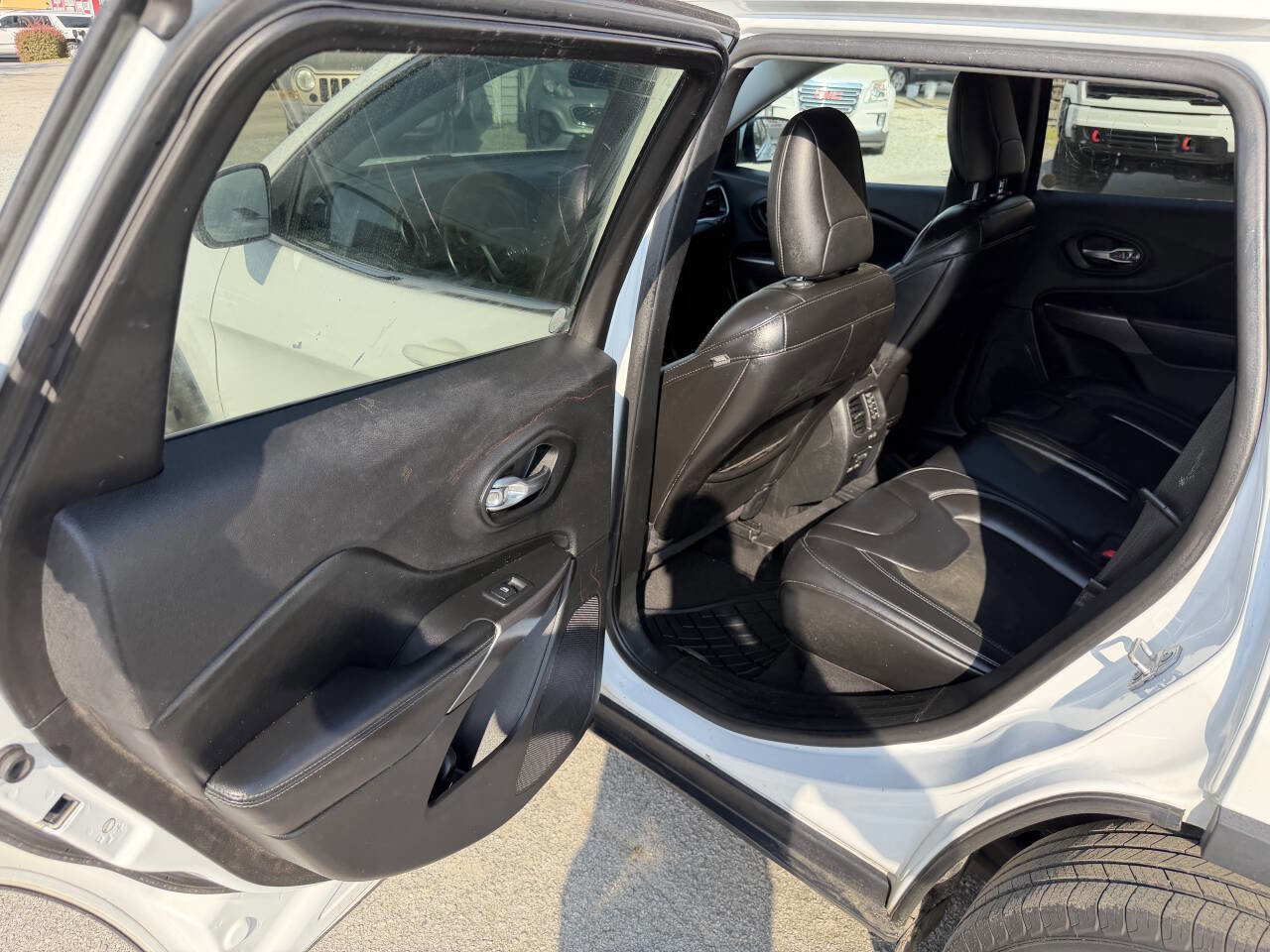 Used 2019 Jeep Cherokee Latitude Plus image 13