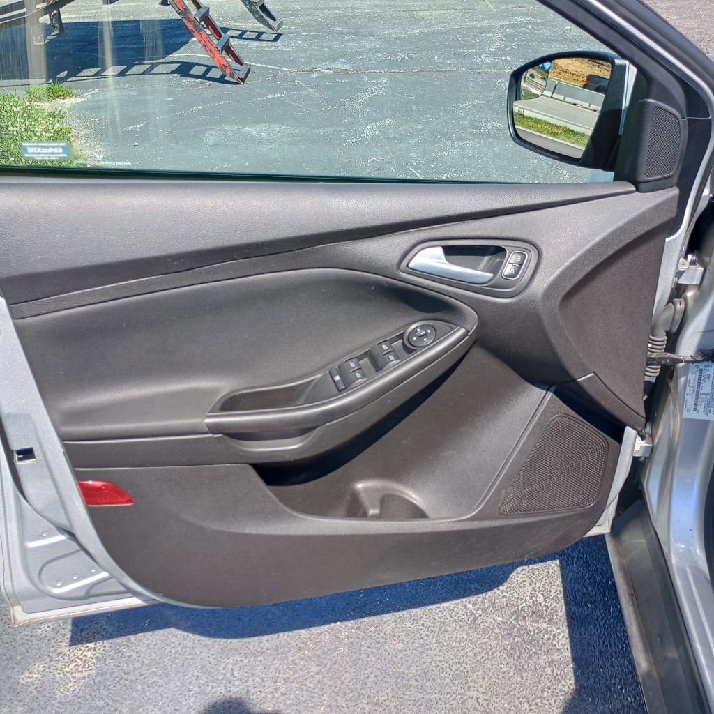 Used 2018 Ford Focus SE w/ Cold Weather Package FWD image 11