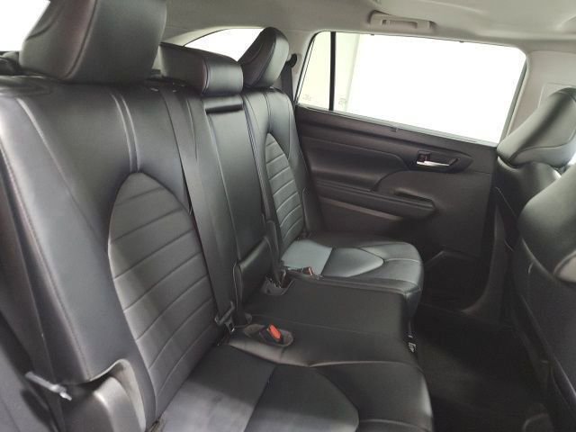 Used 2022 Toyota Highlander XLE image 18