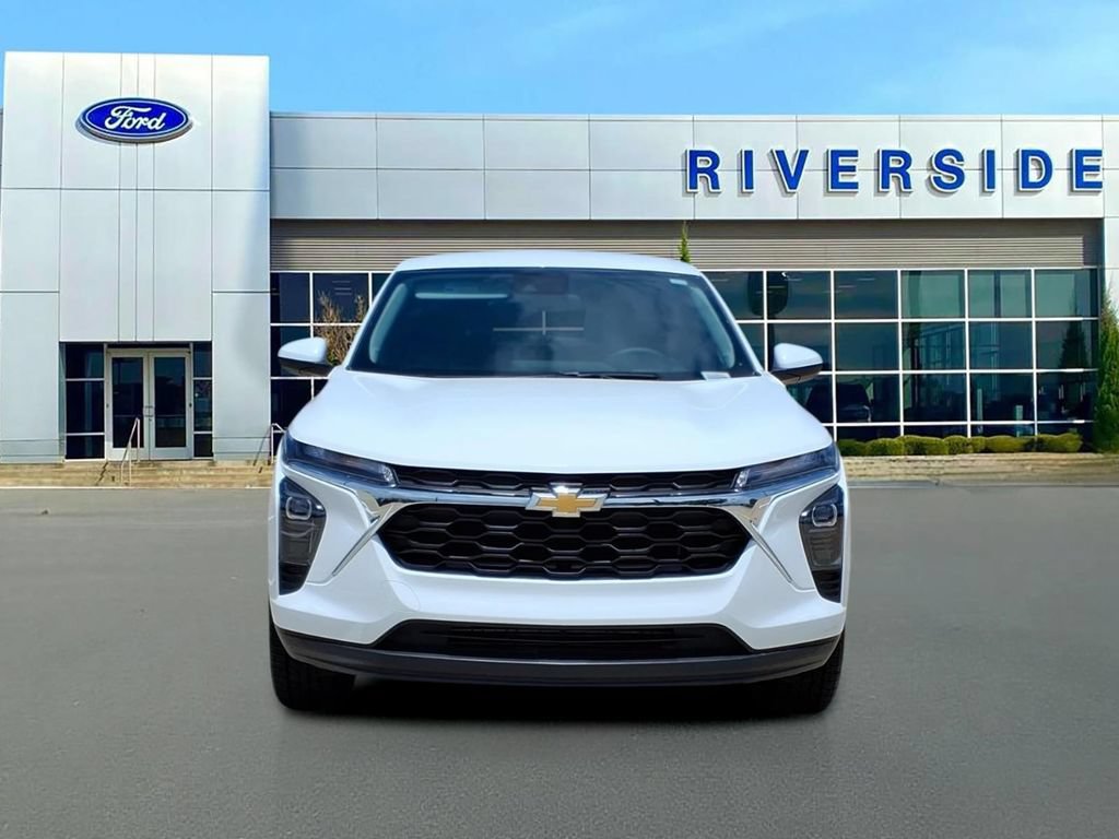 Used 2025 Chevrolet Trax LS w/ LS Convenience Package FWD image 2