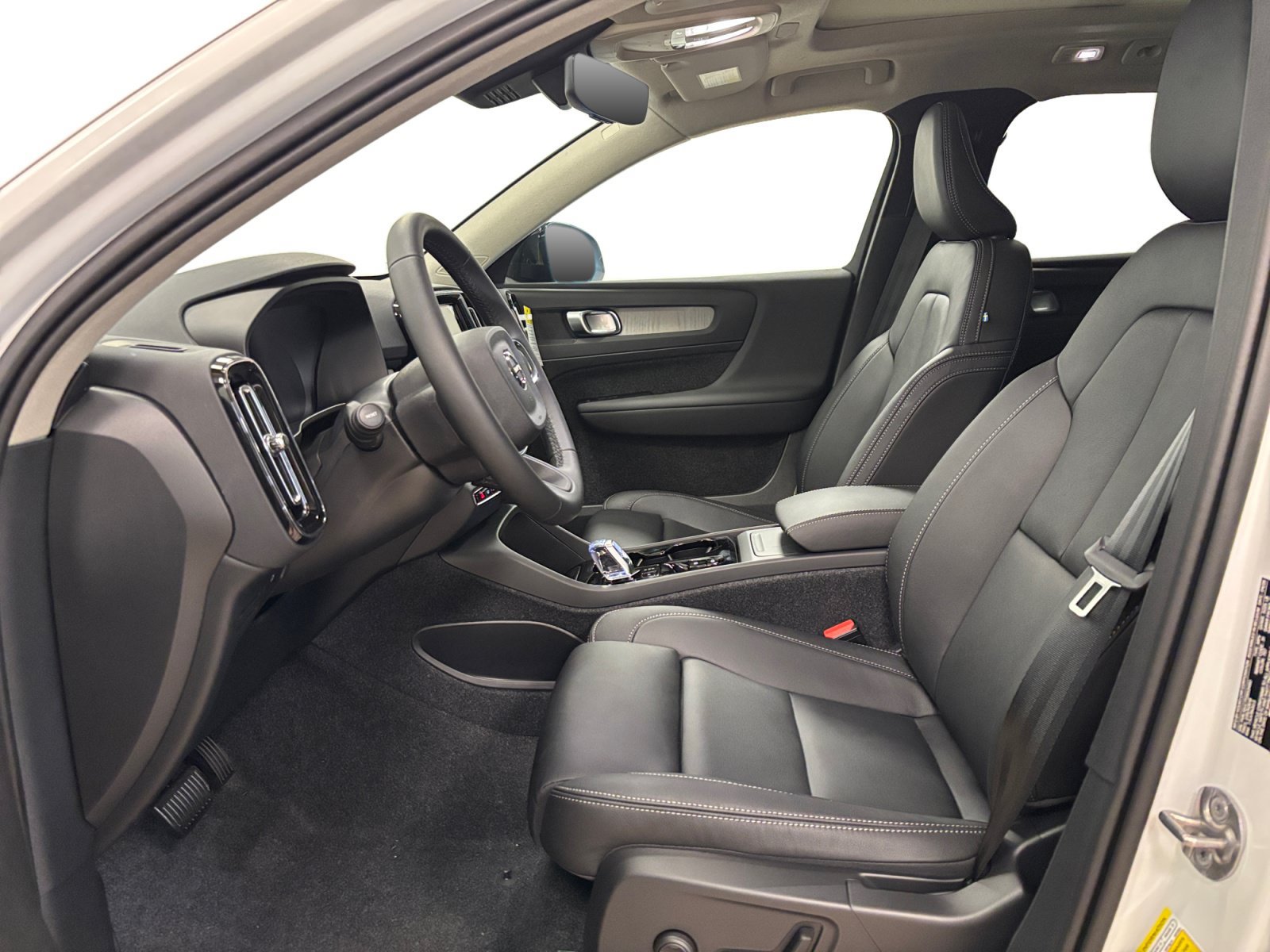 New 2026 Volvo XC40 B5 Plus w/ Protection Package Premier AWD/4WD image 11