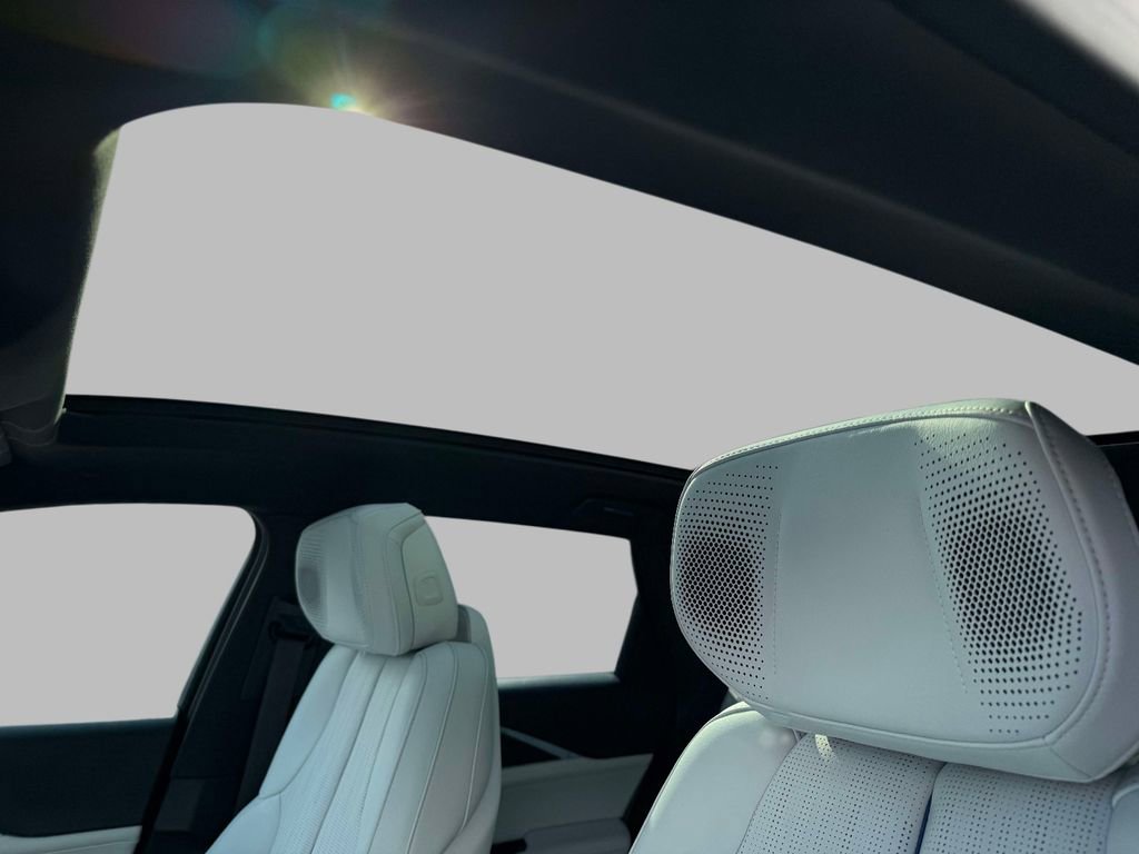 Used 2023 Cadillac Lyriq 2WD image 23